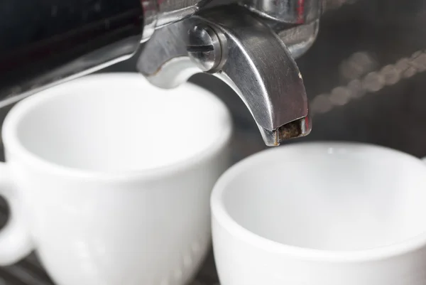 Portafilter en twee espresso kopjes. — Stockfoto