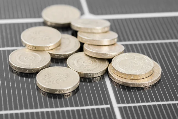 Makro-PV-Solarmodul und Geld. — Stockfoto