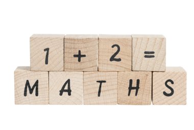 Matematik toplamı ile tahta bloklar.