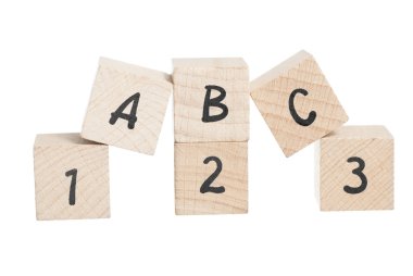 ABC 123 tahta bloklar kullanılarak düzenlenmiştir..