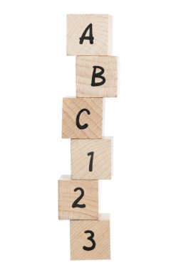 ABC 123 tahta bloklar kullanılarak düzenlenmiştir..