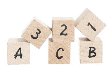 ABC 123 tahta bloklar kullanılarak düzenlenmiştir..