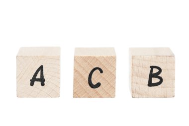 ABC 123 tahta bloklar kullanılarak düzenlenmiştir..