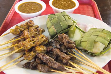 ketupat Fıstık soslu tavuk ve koyun eti satay