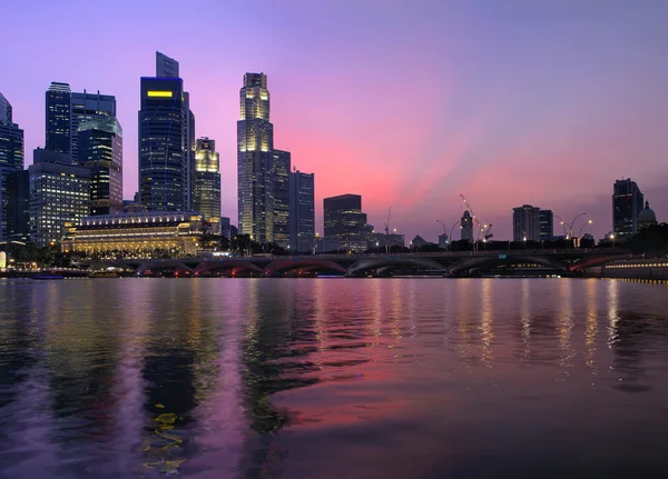 Singapore zentralen Geschäftsviertel in der Abenddämmerung — Stockfoto