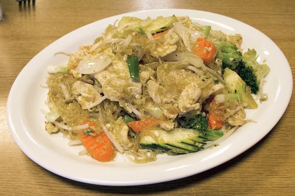 Nouilles aux haricots clairs thaïlandais avec poulet et légumes — Photo