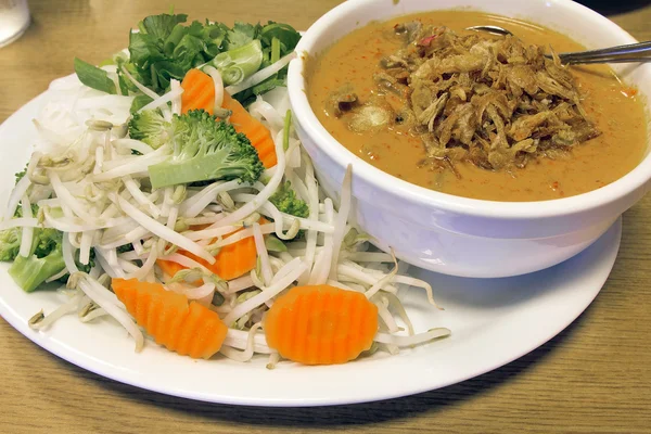 Thaise rundvlees curry noedels met rauwkost — Stockfoto