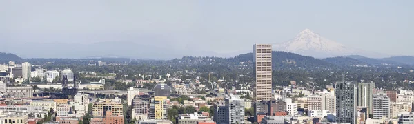 Portland stadsbilden med mount hood panorama — Stockfoto