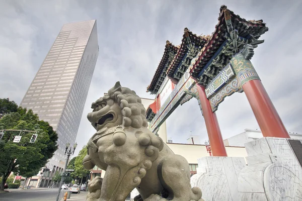 Chinese Foo Dog at Chinatown Gate Entrance — Stock Photo, Image