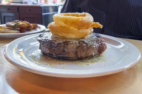 Ribeye biefstuk met gebakken zoete ui ringen — Stockfoto