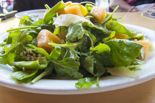 Heirloom meloenen met rucola groene salade — Stockfoto