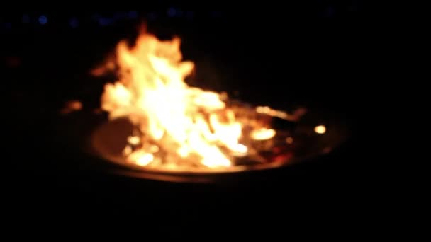 Holzverbrennung in der Feuerstelle im Freien in einer kühlen Sommernacht — Stockvideo