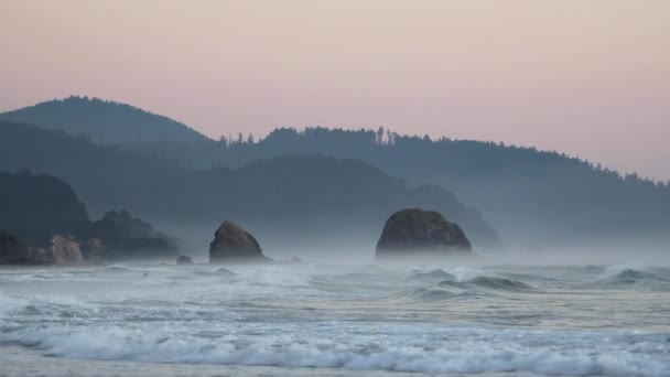 Vastlopen golven in kanon strand oregon 1080p — Stockvideo