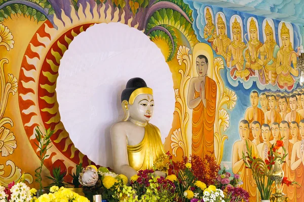 Socha Buddhy, malované nástěnné pozadí — Stock fotografie