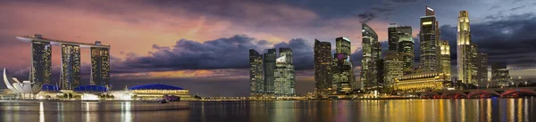 Singapore skyline van de stad bij zonsondergang panorama — Stockfoto