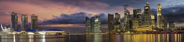 Singapore city skyline på sunset panorama — Stockfoto