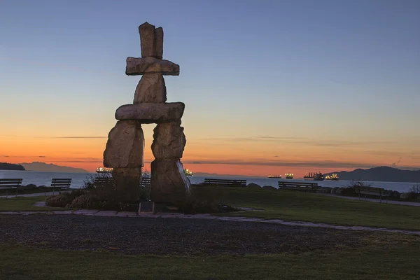 Inukshuk kamienne rzeźby sunset beach vancouver bc na zachodzie słońca — Zdjęcie stockowe