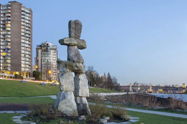 Inukshuk πέτρινο γλυπτό στο ηλιοβασίλεμα παραλία Βανκούβερ π.χ. — Φωτογραφία Αρχείου