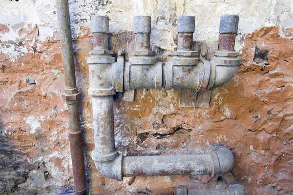 Tubos de água antigos na central eléctrica abandonada — Fotografia de Stock