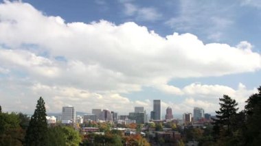 Portland oregon şehir manzarası ile bulutlar timelapse Güz