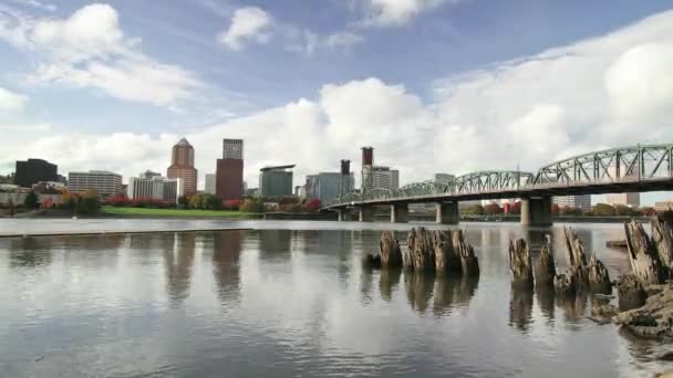 Portland oregon centrum skyline met hawthorne brug langs de rivier willamette in kleurrijke val timelapse — Stockvideo