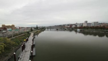 Portland oregon şehir manzarası ile otoyol boyunca willamette Nehri timelapse