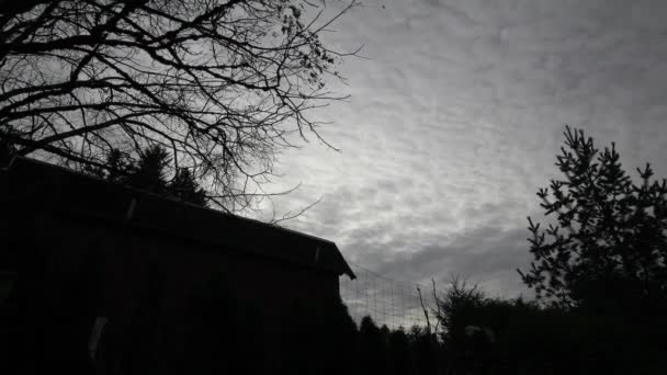 Timelapse em nuvens escuras com árvores e celeiro em uma noite assustadora — Vídeo de Stock