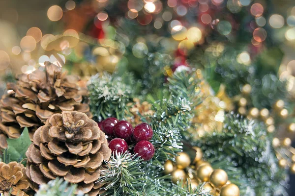 Noel çelenk dekorasyonu ile renkli ışıklar bulanık — Stok fotoğraf