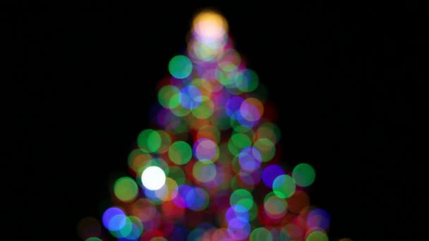 Färgglada julgransljus med gnistrande bokeh bakgrund — Stockvideo