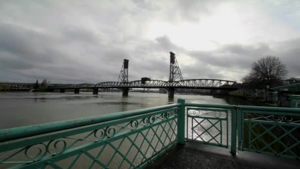 Timelapse of Clouds Moverse por encima del puente Hawthorne en Portland Oregon — Vídeos de Stock