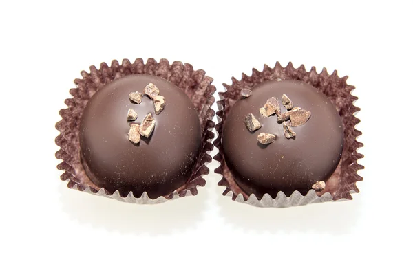 Duas trufas de chocolate escuro isolado — Fotografia de Stock