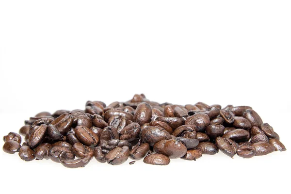 Σωρό από κόκκους καφέ που απομονώνονται — Φωτογραφία Αρχείου