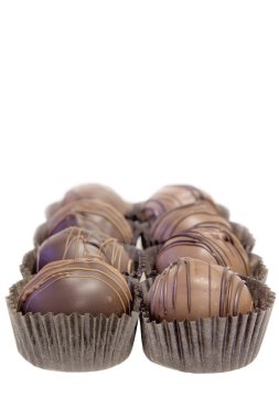 Kağıt sahipleri ile çikolata truffles satırları