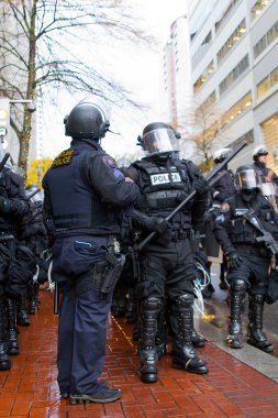 Portland Polis çavuşu isyan da polis ile dişli