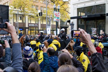 seyirci ile kameralı cep telefonu kayıt portland protesto işgal etti.