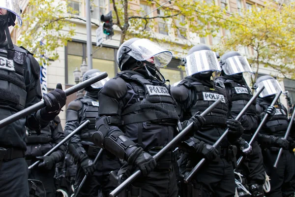 波特兰警察在暴乱中的齿轮 n17 抗议 — 图库照片