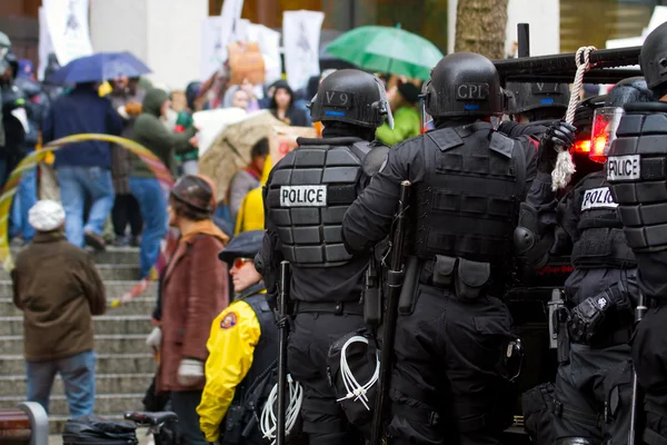 Politie in reltoestel op voertuig — Stockfoto