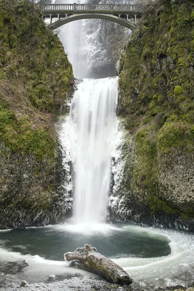 Ponte storico sulle cascate Multnomah in inverno — Foto Stock