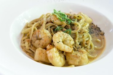 Linguini ile karides ve tarak portre