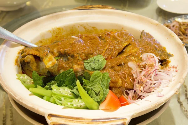Nyonya hal fej Curry zöldségekkel — Stock Fotó