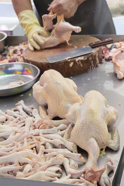 Kip slager op natte markt — Stockfoto