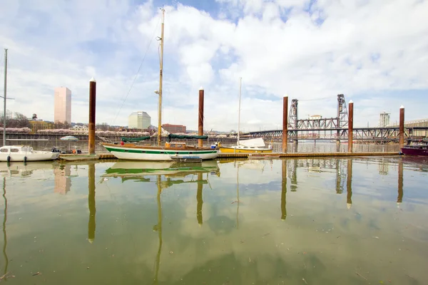 Marina längs willamette river i portland — Stockfoto