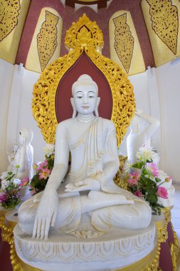 Birman kakusanda mermer Buda heykeli