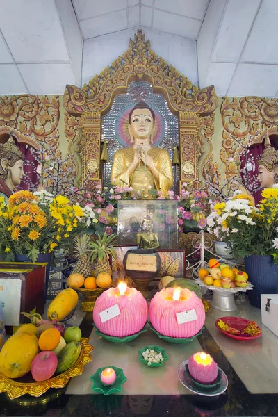 Barmský chrám buddha oltář — Stock fotografie