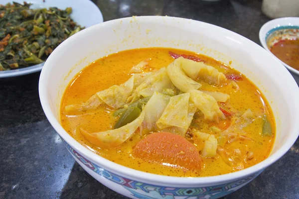 중동과 sayur lodeh 야채 스프 접시  