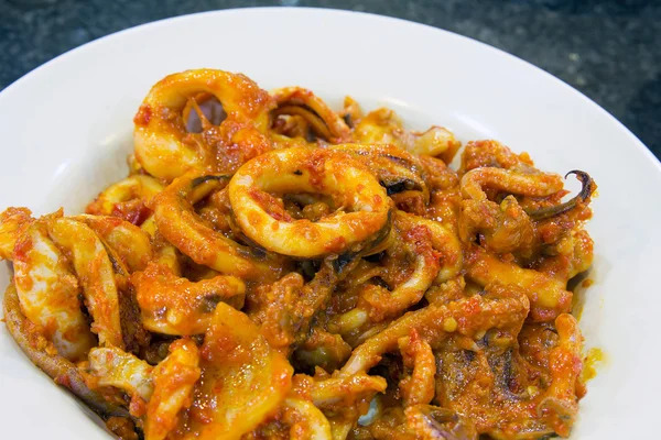 Nyonya sambal chili calamares schotel close-up — Stockfoto