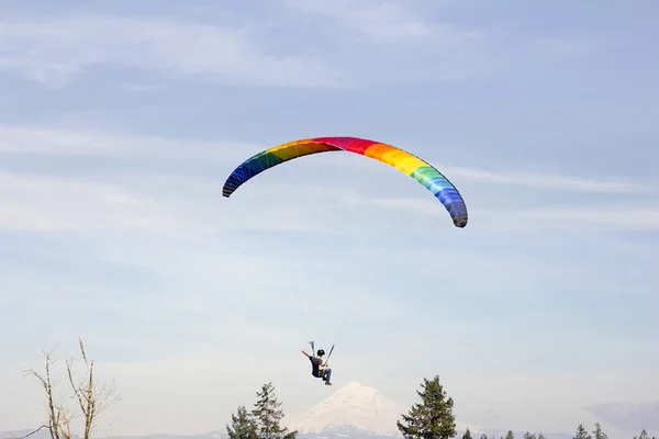Paragliding Over Mount Hood — Stock Photo, Image