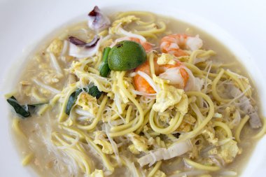 karides ve mürekkep portre ile Hokkien fry erişte