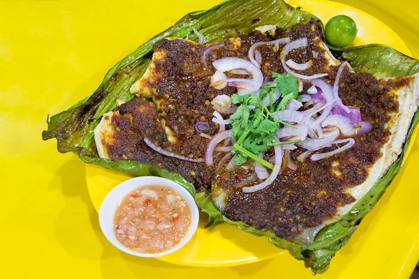 Poisson Stingray avec sauce chili Sambal — Photo