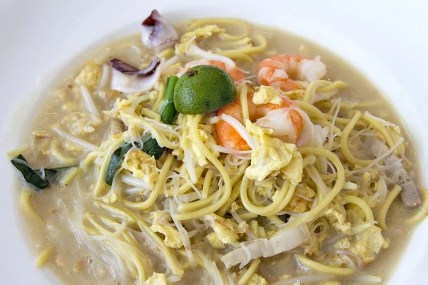 Hokkien Fry Noodles com camarão e lulas Closeup — Fotografia de Stock
